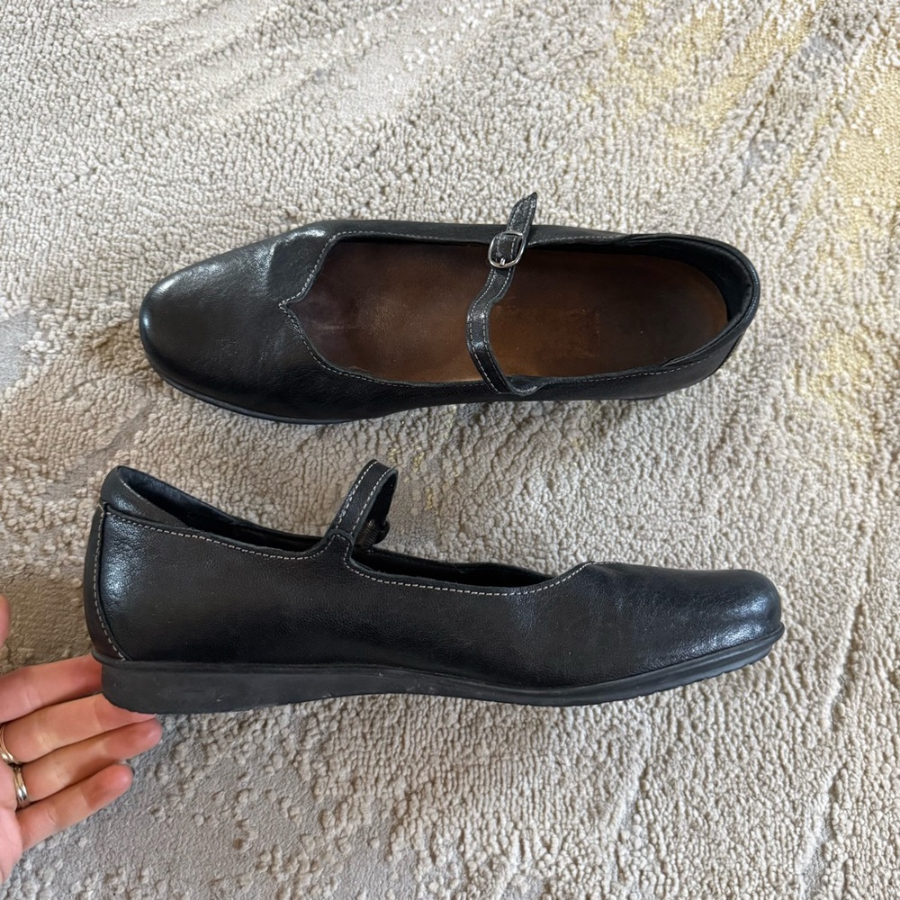 Taos Footwear Black Mary Jane Flats